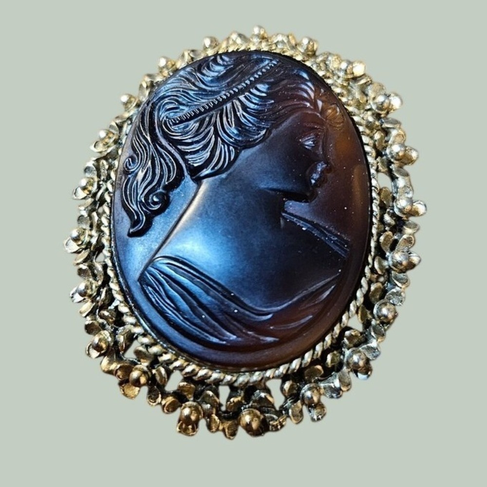 Vintage Victorian Style Cameo Brooch Gold Tone Ornate Frame Amber Oval Pin